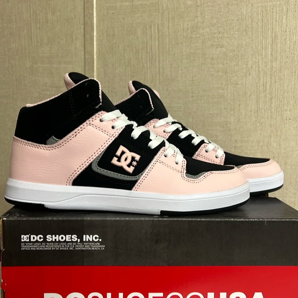 WOMEN’S DC CURE HI TOP SIZE 6.5
